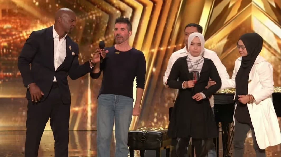 Putri Ariani dapat golden buzzer dari Simon Cowell.