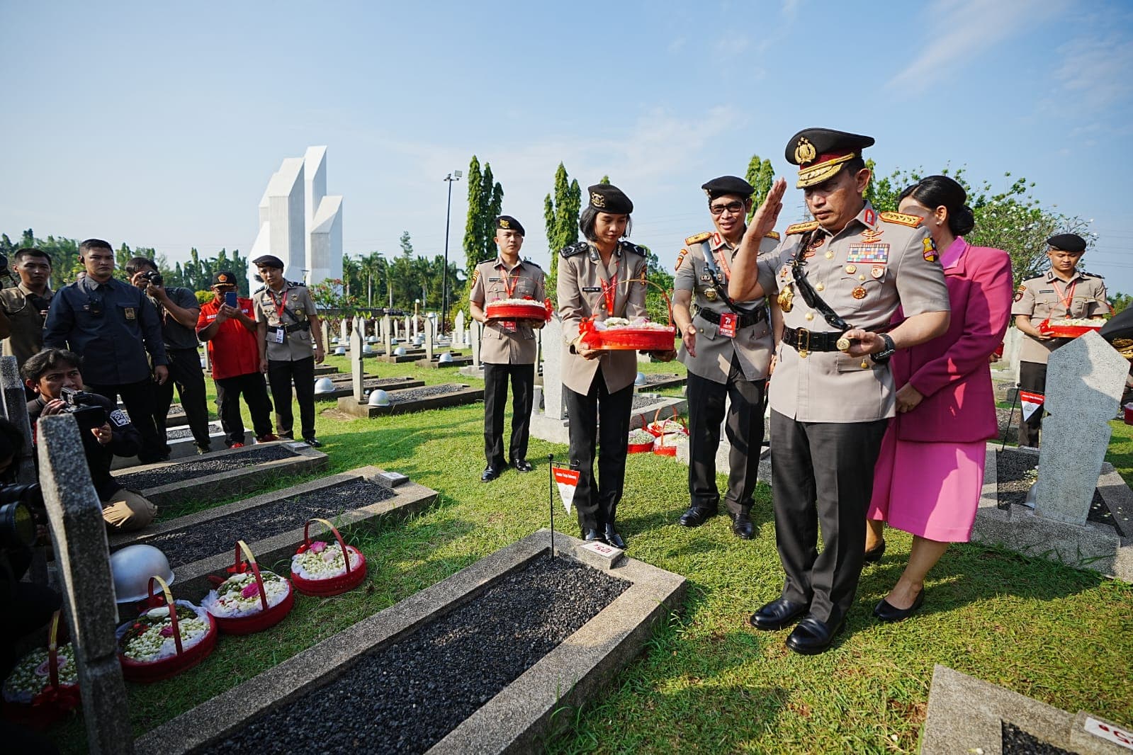 Jajaran Polri ziarah ke Taman Makam Pahlawan (Foto: Humas Polri)