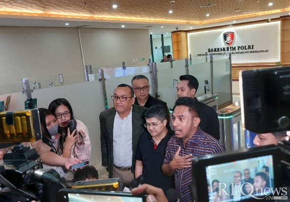 Kuasa Hukum Rossa, Justisiari P. Kusumah dan Juru Bicara (Jubir) Inspire Music Indonesia Ikhsan Tualeka mendatangi Bareskrim Polri pada Kamis 20 Juli 2023 (Foto: Hastina/REQnews)