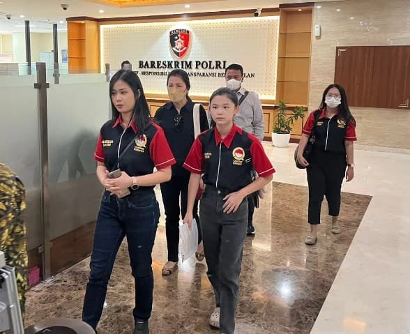 Siswi SMA datangi Mabes Polri bawa surat tantang debat Kapolri soal hukum.