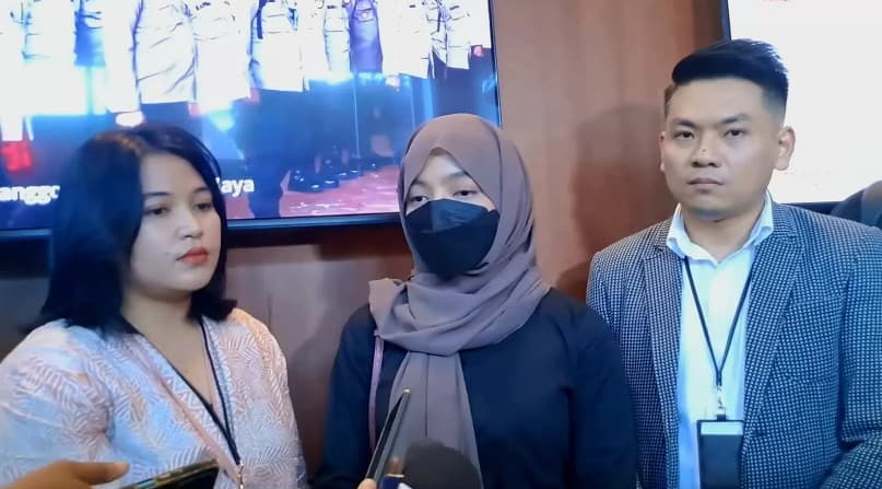 Oklin Fia didampingi pengacaranya saat menjalani pemeriksaan kepolisian. (Foto: Youtube Intens Investigasi)