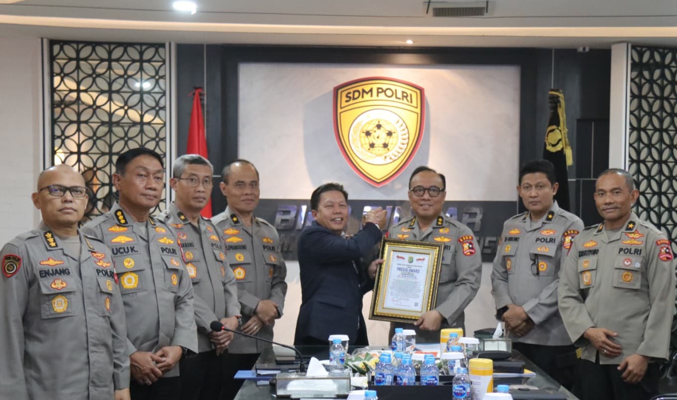 As SDM Irjen Dedi Prasetyo menerima penghargaan Presisi Award (Foto: Humas Polri)