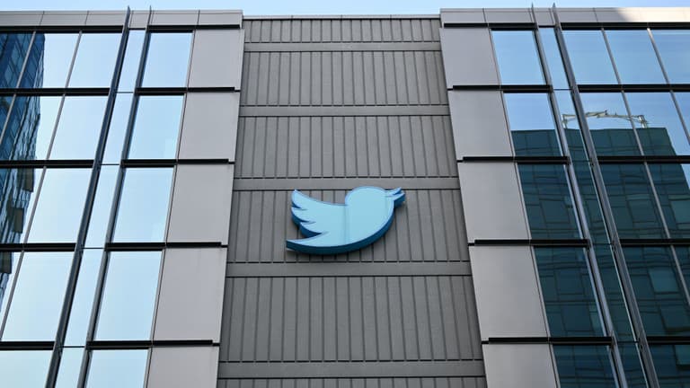 Elon Musk Lelang Ratusan Item Berlogo Twitter