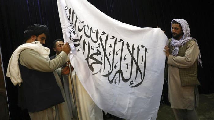 Para petempur mengibarkan bendera Taliban usai mengambil alih kekuasaan di Afghanistan (dok. AP Photo)