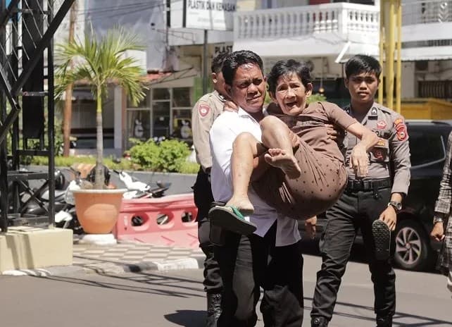 Polisi viral gendong lansia. (Foto: Z Creators/Rudy Hartono)
