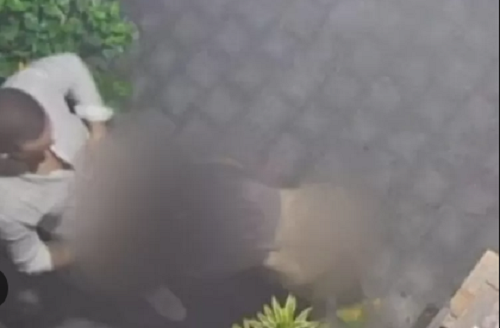 Viral di media sosial video seorang pria WNA dan seorang wanita warga lokal melakukan adegan seks di depan rumah warga di Bali.