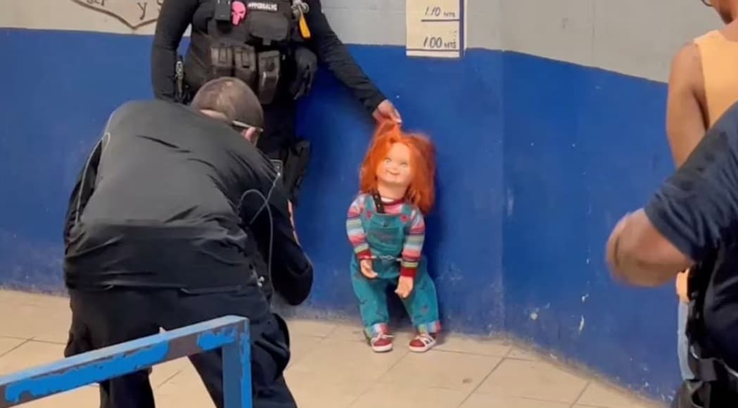 Bersama Tuannya, Boneka Horor Chucky Ditangkap dan Diborgol Polisi Usai Teror Warga