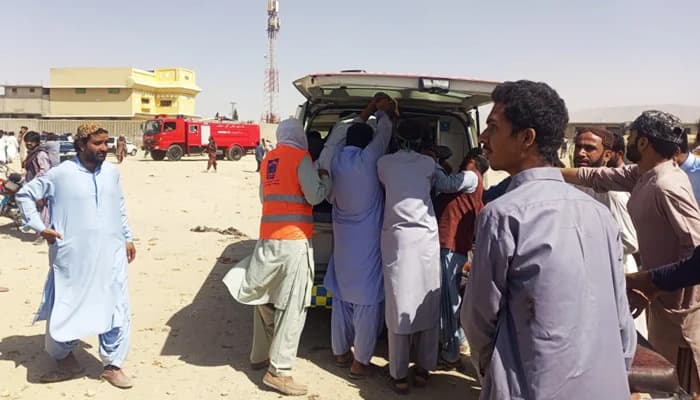 Petugas medis di Quetta, Propinsi Balochistan, Pakistan, membawa korban tewas serangan bom bunuh diri, Jumat 29 September 2023, di Masjid Medina, jelang Perayaan Maulid Nabi Muhammad SAW. Foto: dawn.com