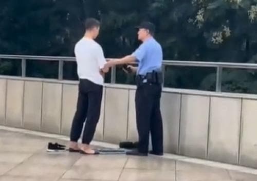 Polisi Cina ganggu suporter Uzbekistan yang lagi salat (Foto:Istimewa)
