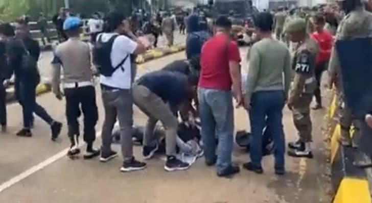 Bentrokan terjadi antara warga Rempang Batam dengan aparat gabungan. (Foto: twitter/@solidrempang)