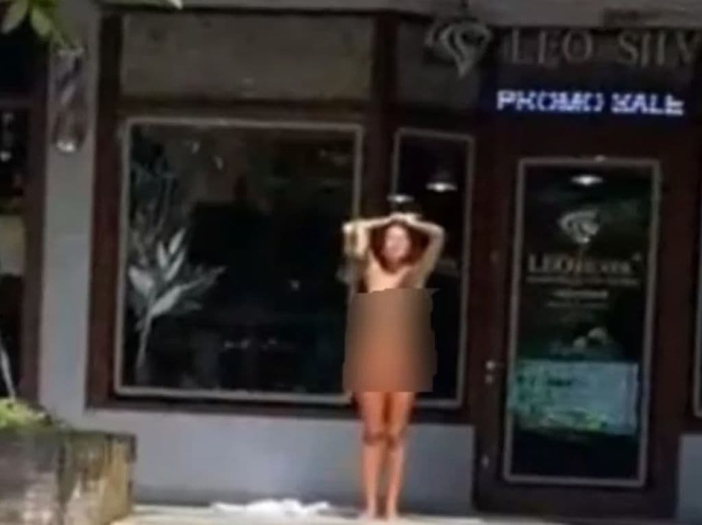 Bule asal Kroasia bernama Sapro Lucijana (35) melakukan aksi tanpa busana alias bugil di Bali (Foto:Istimewa)