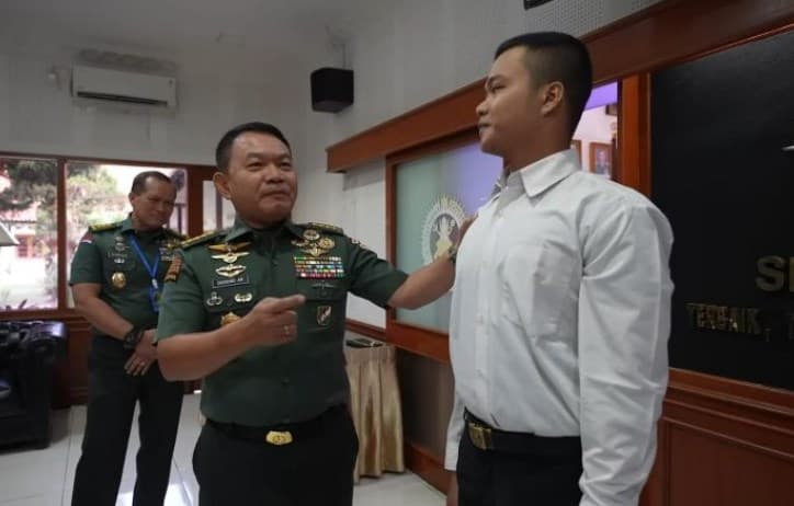 Raffi Atia mendapat apresiasi dari KSAD Jenderal Dudung Abdurrachman. (Foto: Z Creators/Mamo Erfanto)