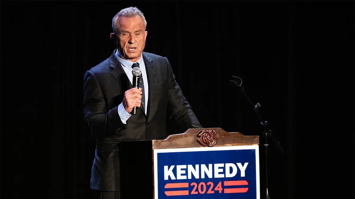 Robert F Kennedy Jr, calon presiden AS, saat kampanye di Los Angeles. Seorang pria bersenjata mendekatinya, tapi dicegah aparat keamanan. Foto: FoxNews