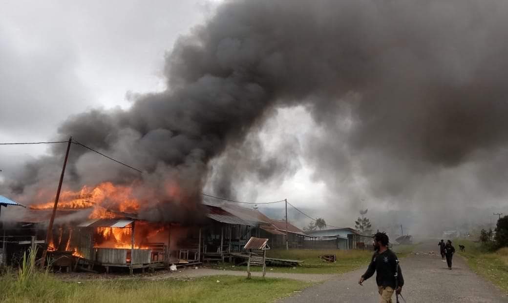 Pembakaran pasar di Kampung Yapimakot, Papua (Foto: Humas Polda Papua)