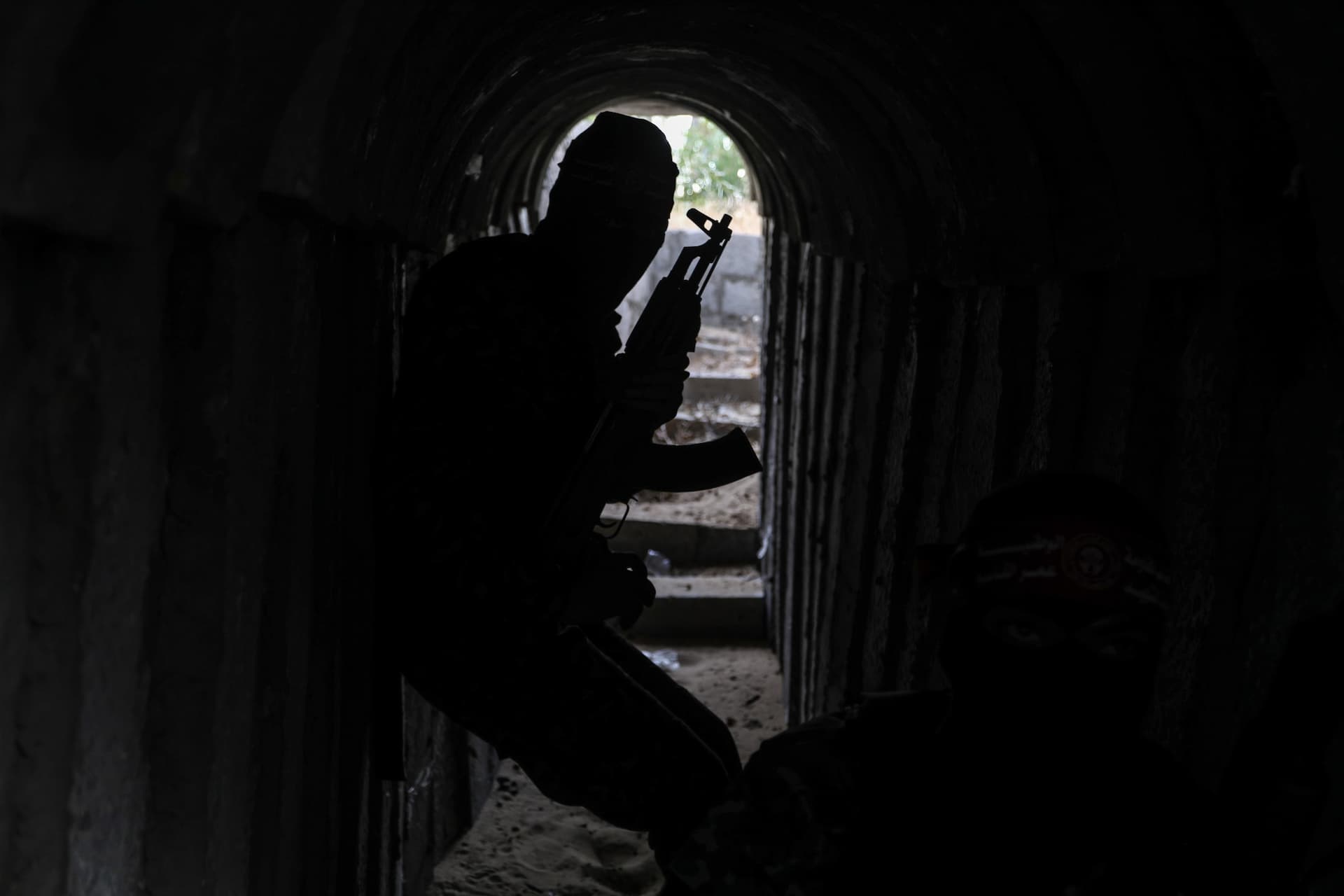 Seorang prajurit Hamas bersiap di mulut terowongan di Gaza City. Foto: Abed Rahim Khatib/Anadolu Agency