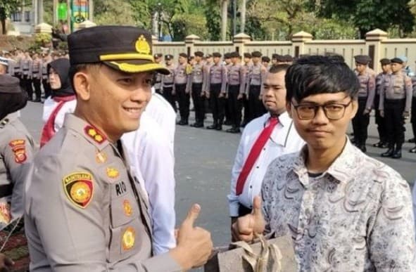 Alif Gempar Pranada dapat hadiah ponsel hingga ongkos umroh dari Kapolres Bogor. (Foto: M Fikri Setiawan)