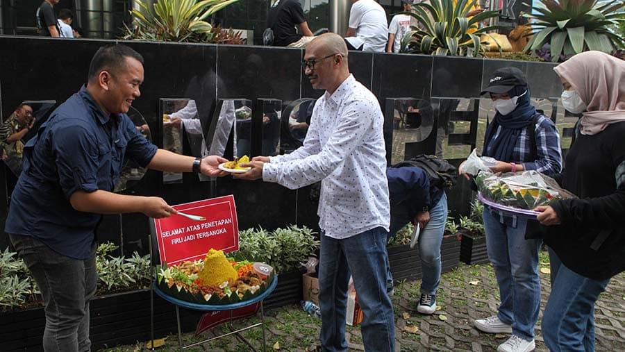 Potong Tumpeng di depan gedung KPK merayakan penetapan Ketua KPK Firli Bahuri sebagai tersangka (Foto Bloomberg)