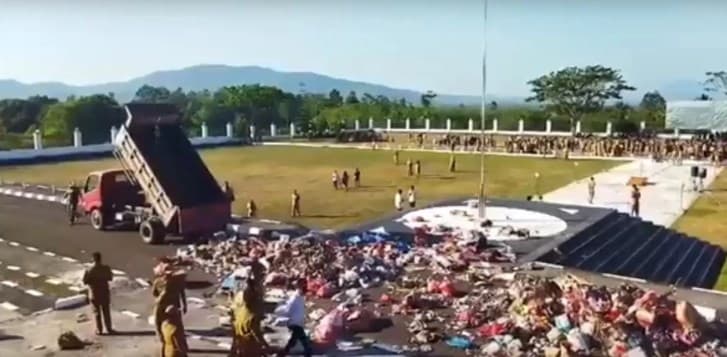 Viral Belasan Petugas Kebersihan Buang 3 Truk Sampah di Kantor Bupati Gegara Gaji 3 Bulan Gak Dibayar.
