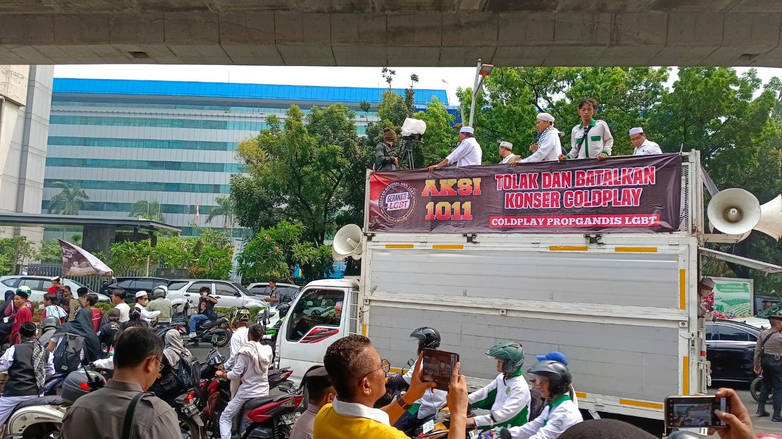 Massa dari Granati LGBT Demo Minta Konser Band Coldplay Dibatalkan (Foto:Istimewa)