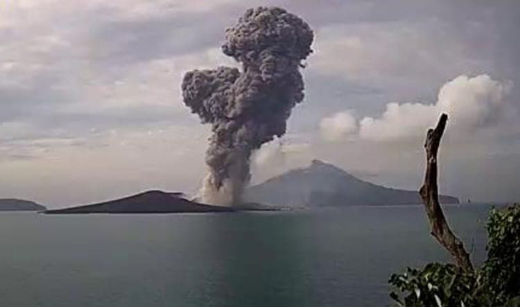 Erupsi Gunung Anak Krakatau di Perairan Selat Sunda (Foto: Polda Banten)