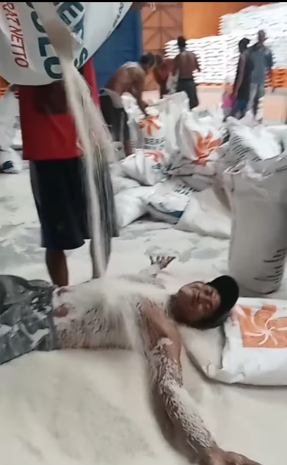 Viral Pria Guling-guling Tanpa Baju di Atas Tumpukan Beras, Warganet Meradang