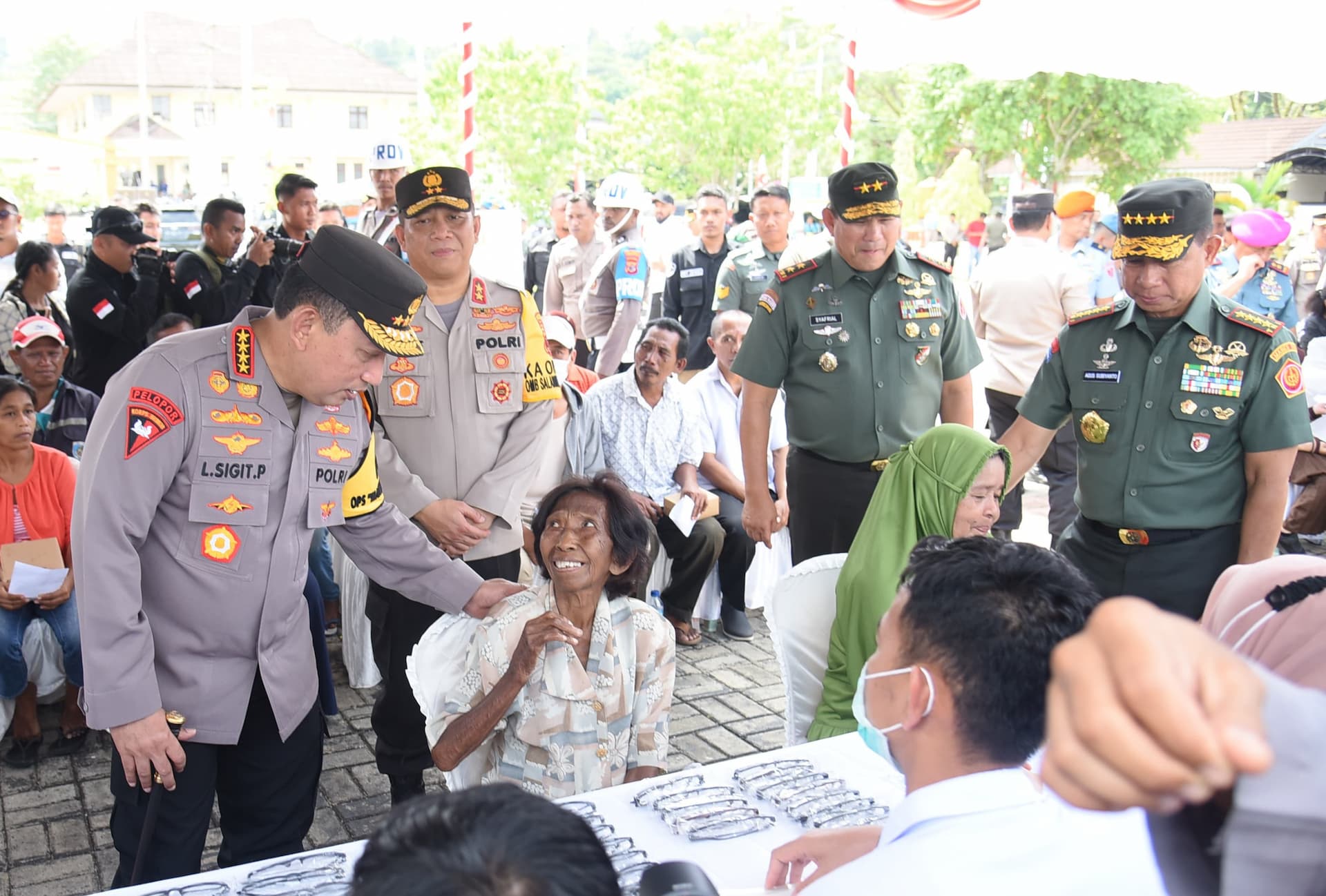 Kapolri Jenderal Listyo Sigit Prabowo dan Panglima TNI Jenderal Agus Subiyanto dalam kegiatan bakti sosial di Maluku (Foto: Polri)