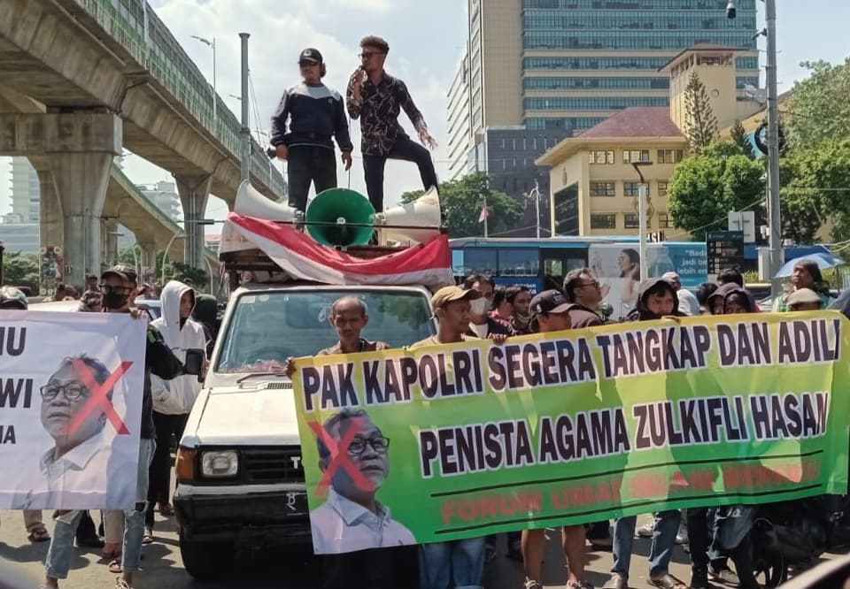Ormas Forum Islam Bersatu (FIB) lakukan aksi di depan Mabes Polri