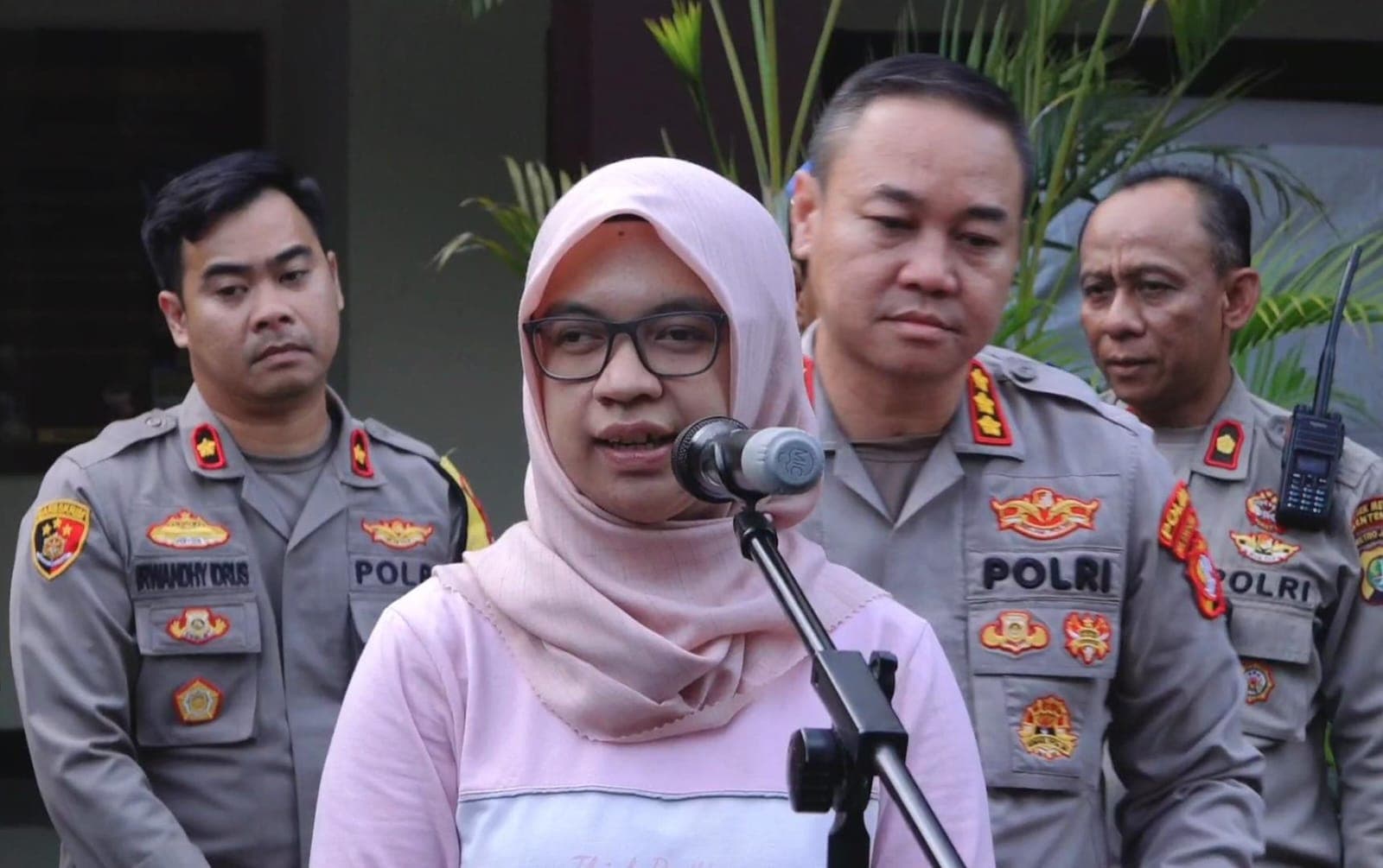Sekretariat Kayan Production, Indah (Foto: Polres Jakarta Pusat)