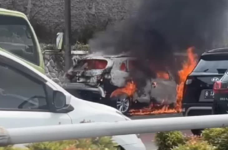 Ilustrasi mobil terbakar (Foto: @jktinfo)