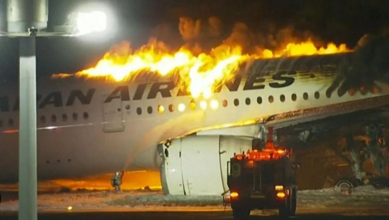 Pesawat Japan Airlines Bawa 379 Penumpang dan Kru Terbakar (Foto:Istimewa)