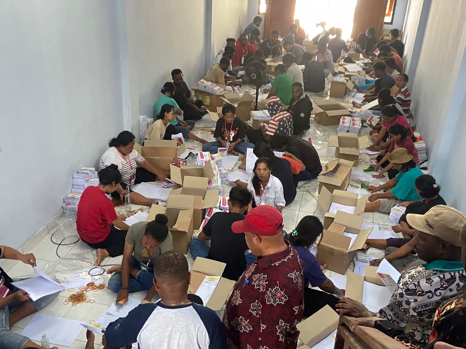 Proses pelipatan surat suara untuk Pemilu 2024 (Foto: Polda Papua)