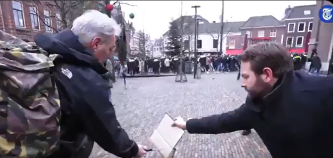 Viral! Politisi Belanda Terkena Tendangan Ketika Hendak Membakar Al-Quran