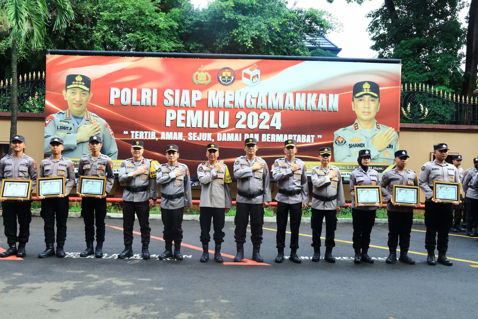 Kadiv Humas Polri Irjen Sandi Nugroho kasih beasiswa bagi enam anggota Bintara Polri (Foto: Humas Polri)