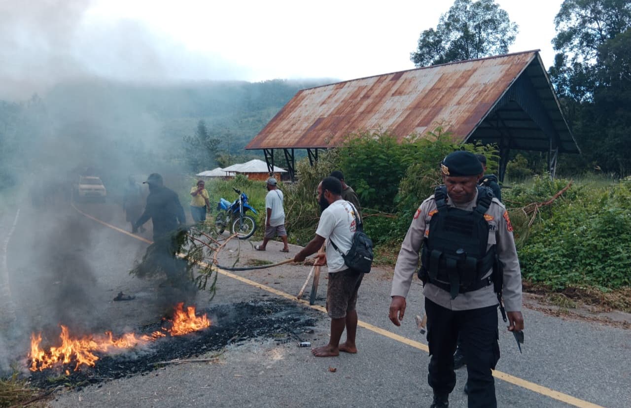 Polemik Pemilu 2024 di Papua, Sekelompok Warga Blokir Jalan Menuju Kabupaten Jayawijaya