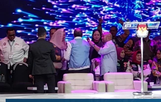 Momen Didit Prabowo Asyik Selfie Ria dengan Puan Maharani Saat Jeda Debat Pilpres.