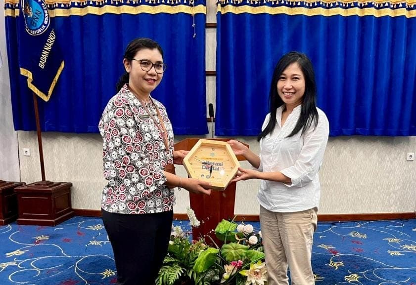 Kepala Balai Besar Rehabilitasi BNN dr. Elvina Katerin Sahusilawane (kiri) bersama Founder Lampu.id, Melissa Wijaya (kanan)
