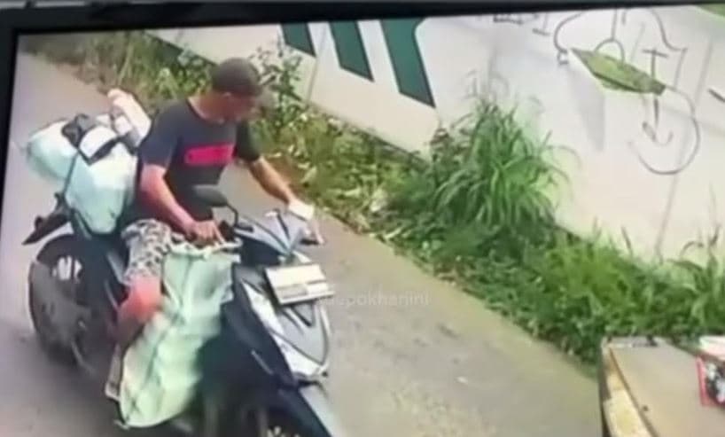 Motor kurir beserta paket - paketnya digondol maling (Foto:Istimewa)