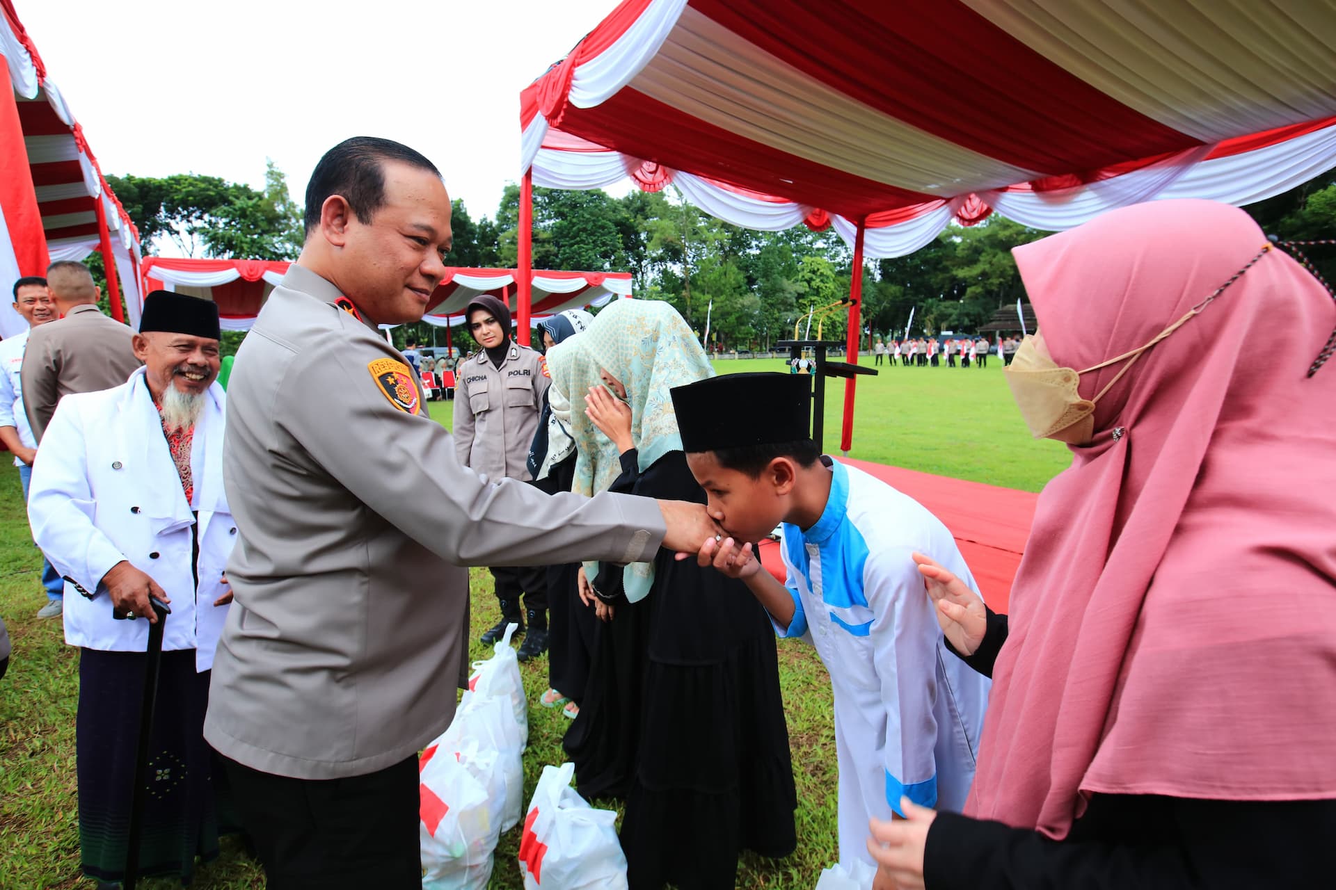 Kepala Operasi Nusantara Cooling System (NCS) Polri, Irjen Asep Edi Suheri membagikan paket sembako ke masyarakat Sukabumi, Jawa Barat (Foto: Polri)