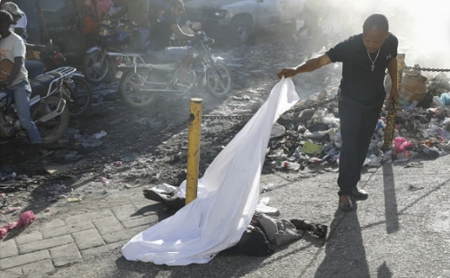 Kelompok Gangster menyerang dua pemukiman kelas atas di ibu kota Haiti (Foto: AP)