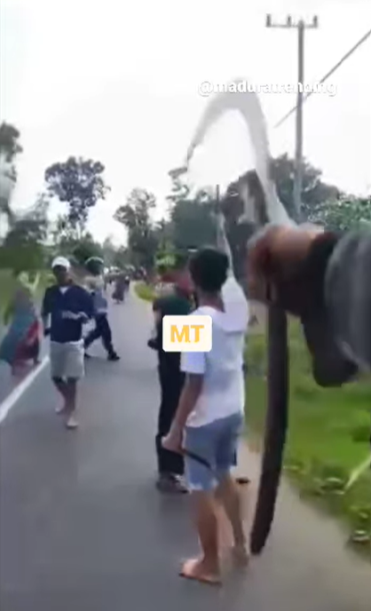Viral Video Warga Laki-laki dan Perempuan Tantang Duel Lawan dengan Celurit, Ternyata Alasannya Ini
