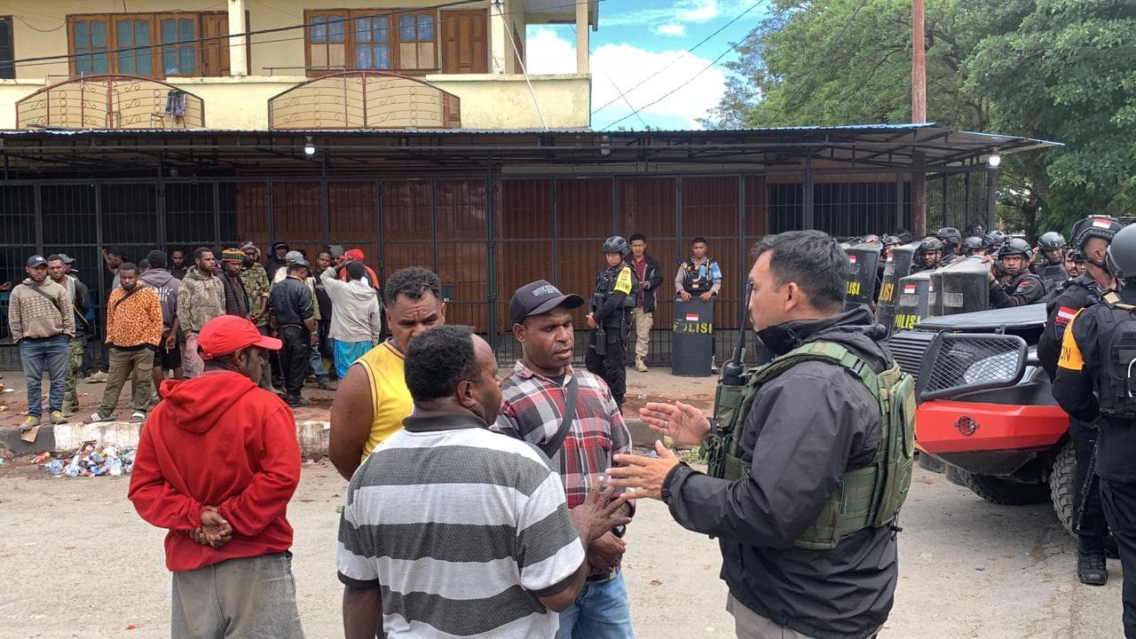 Sekelompok massa tutup akses jalan di depan Kantor KPU Kabupaten Jayawijaya (Foto: Istimewa)