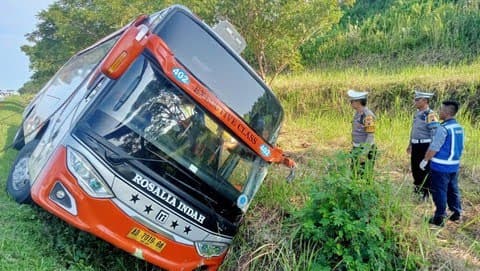 Bus Rosalia Indah Alami Kecelakaan di Tol Batang-Semarang (Foto: Istimewa) Bus Rosalia Indah Alami Kecelakaan di Tol Batang-Semarang (Foto: Istimewa)