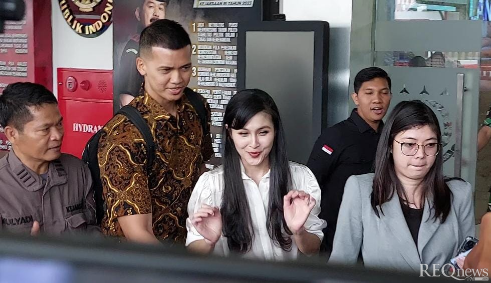 Istri tersangka Harvey Moeis, aktris Sandra Dewi di Kejaksaan Agung (Foto: Hastina/REQnews)