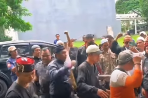 Habib Bahar bin Smith bersama sekelompok orang menggeruduk rumah Addin Arifin,  cucu dari Sunan Gunung Jati (Foto: tangkapan video YouTube Benteng Nusantara).