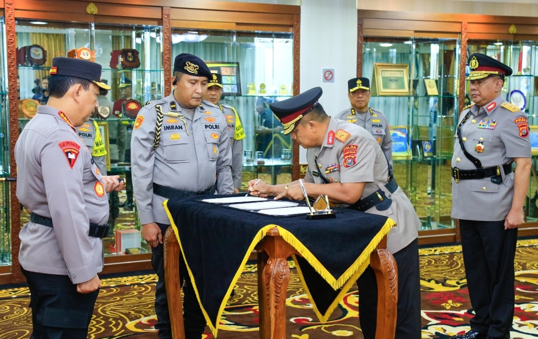 Kapolri Jenderal Listyo Sigit Prabowo melantik Brigjen Dwi Irianto sebagai Kapolda Sultra, menggantikan Irjen Teguh Pristiwanto (Foto: Polri)