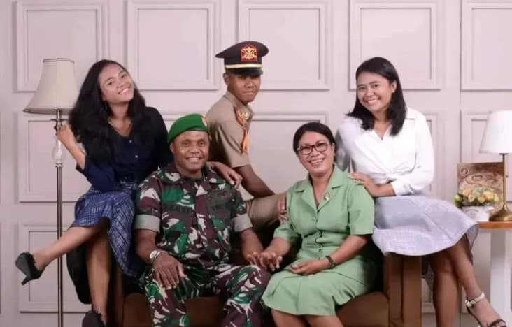 Mendiang Letda Oktavianus Sogalrey bersama keluarga.