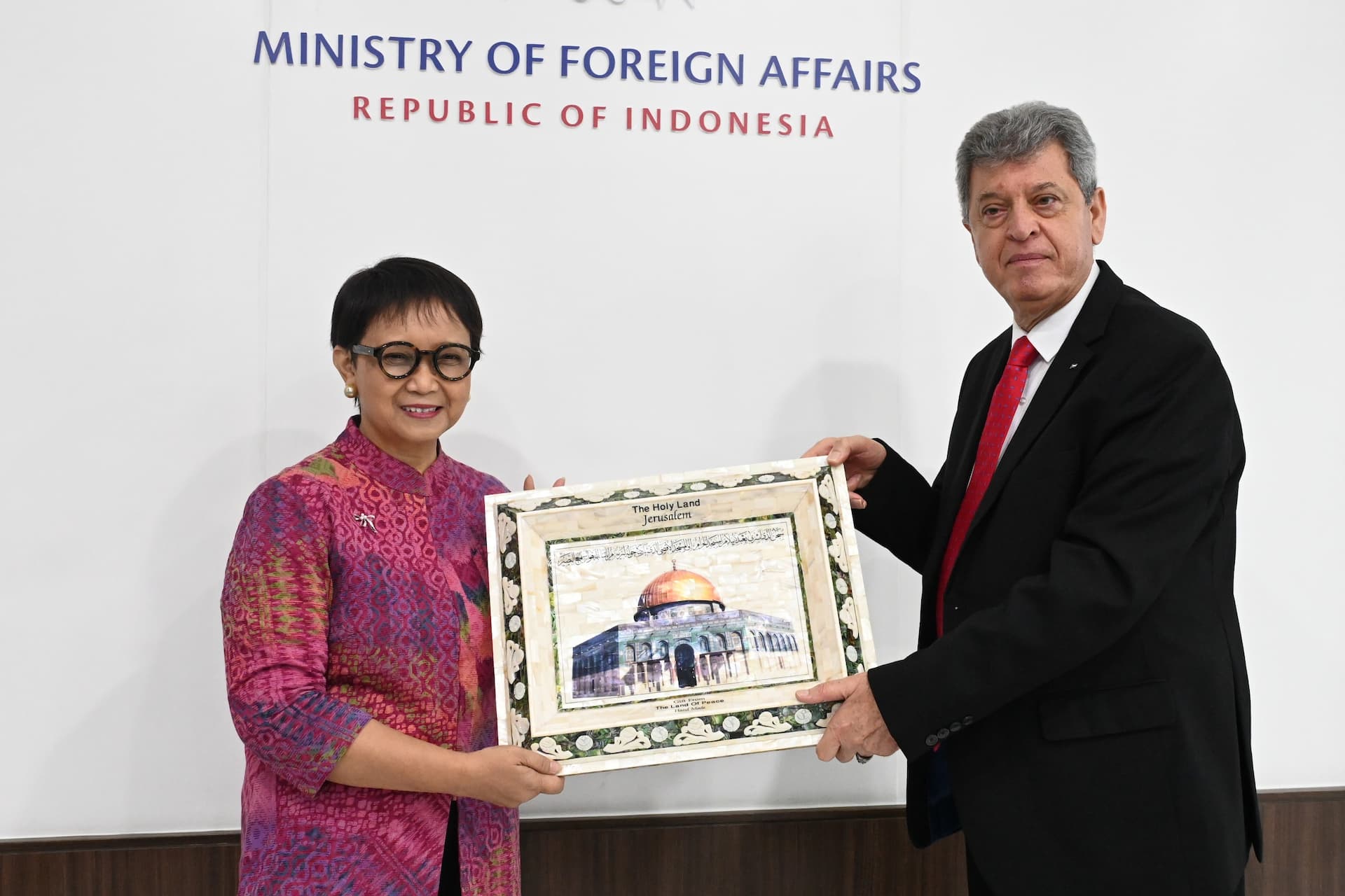 Menteri Luar Negeri Retno Marsudi menerima penghargaan dari negara-negara Arab atas kepemimpinan Indonesia dalam isu Palestina (Foto::kemlu.go.id)