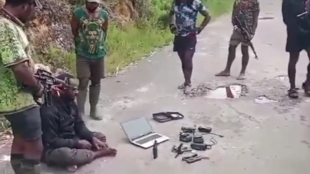 Beredar Video Kejam OPM Siksa Kepala Kampung di Intan Jaya (Foto:Istimewa)