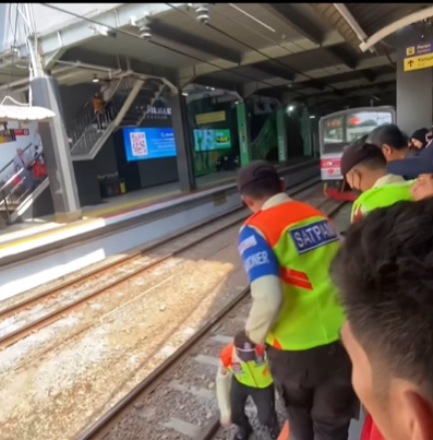 Duh, Terjadi Lagi! Penumpang Jatuh ke Celah Peron KRL di Stasiun Sudirman