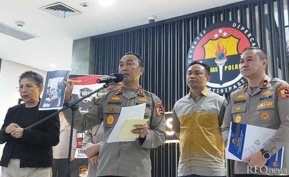 Kadiv Humas Polri Irjen Sandi Nugroho menunjukkan foto pemeriksaan Saka Tatal terkait kasus Vina Cirebon pada tahun 2016 (Foto: Hastina/REQnews)